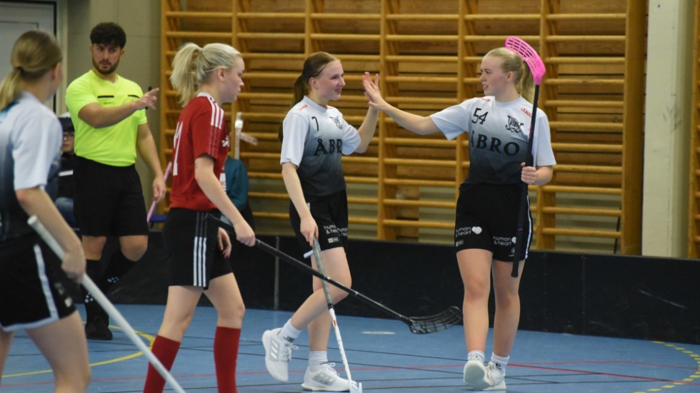 Alva Gustafsson gratuleras av Sofia Söderlund efter ett av sina tre mål i derbyt mot Westervik.