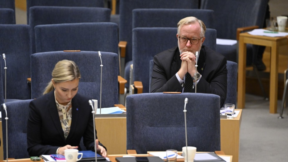 Att vara liten och krympande i regeringsställning är knepigt och svårhanterat. Det gäller både Ebba Buschs och Johan Pehrsons partier.