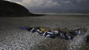 240 migranter upplockade i Engelska kanalen