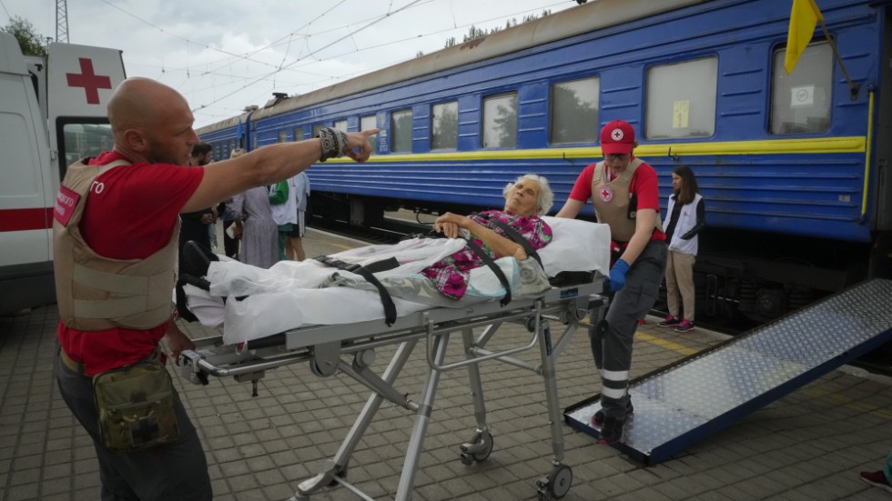 En äldre kvinna i regionen Donetsk rullas in i ett tåg som Läkare utan gränser utrustat med sjukvårdskapacitet för evakuering av patienter från konfliktzoner till säkrare platser. Bild från 15 juni.