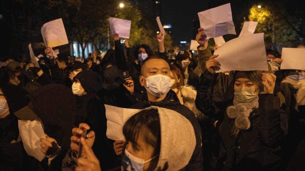 Medan iranierna klipper sina hår och bränner sina slöjor, håller kineserna upp vita blanka pappersark. På så sätt bryter demonstranterna inte mot diktaturens strikta censurlagar. 