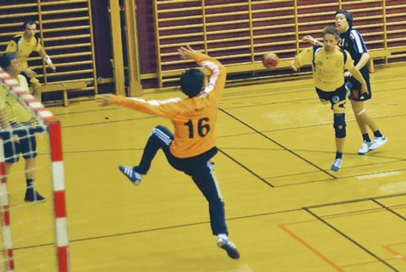 Andreas Grahm gör ett av sina fem mål för HHF mot Växjö. Foto: Janne Strömsten
