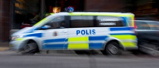 Bil rammade refug på Tornbyvägen