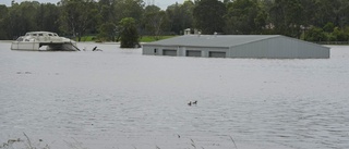 200 000 flyr översvämningar i Australien