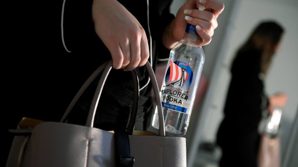 Undersäkningar visar att ungdomar som blir bjudna på alkohol hemma dricker mer.