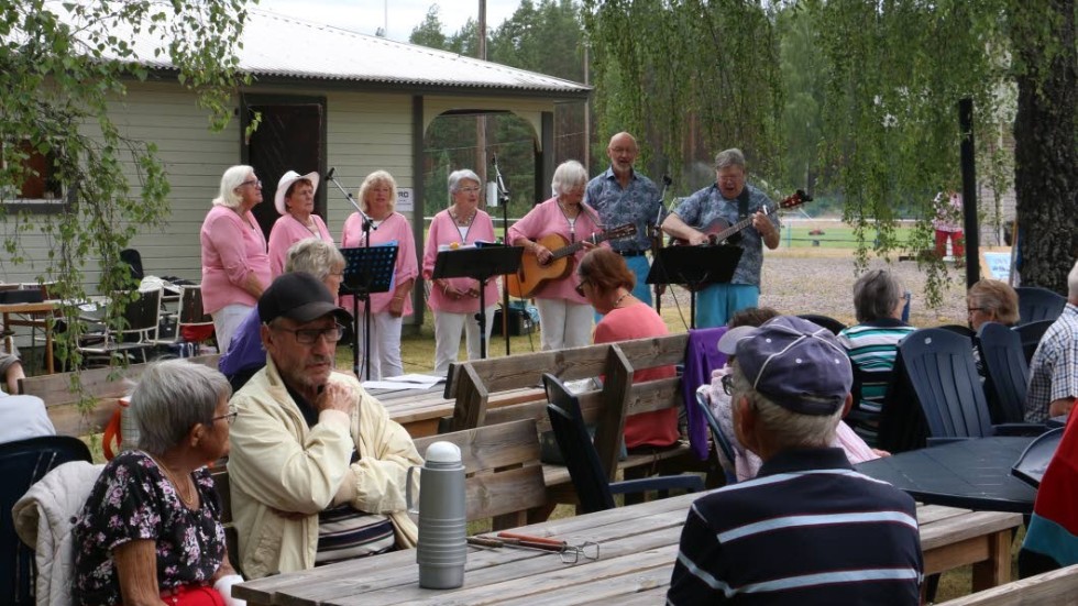 Ett 50-tal medlemmar fanns på plats under PROs traditionella grillfest på Lillesju idrottsplats i Mörlunda.