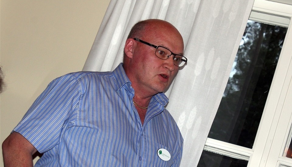 Pierre Ländell, Landsbygdspartiet Oberoende, LpO, klargör sitt och partiets motstånd till vindkraftsplanerna i Horn och Hycklinge. Foto: Dennis Pettersson
