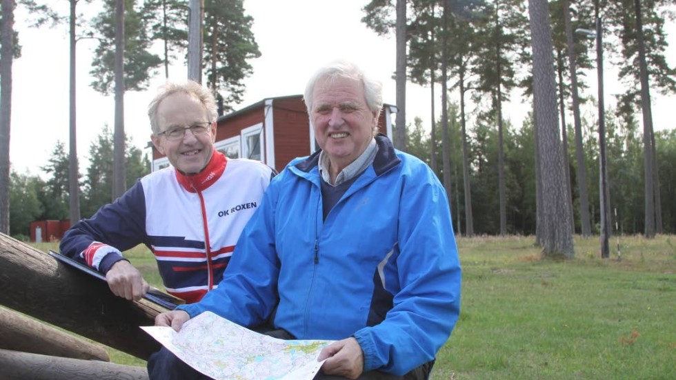 Tävlingsledaren Christer Sandh (t v)  och kartritaren Lasse Larsson vid målplatsen för Ulrikadubbeln.