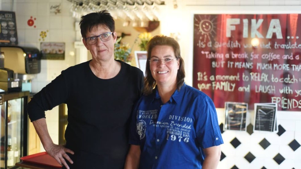 Gunnel och Karina Ekblad på Regnbågsdalens Café & Guesthouse i Ingatorp har valt att lägga ner verksamheten och flytta hem. "Många trogna gäster är deppiga", säger Gunnel Ekblad.
