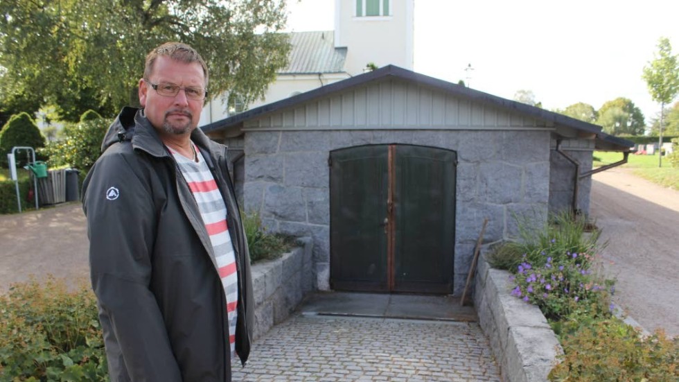 "Det är så respektlöst, att inte ens församlingens bårhus får vara ifred", säger Jörgen Petersson fastighetsansvarig i Aspelands pastorat.