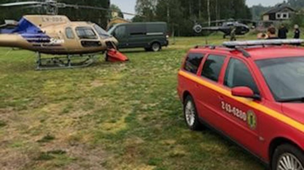 På plats i Dalarna har räddningsstyrkorna hjälp av helikopter för att släcka bränderna.