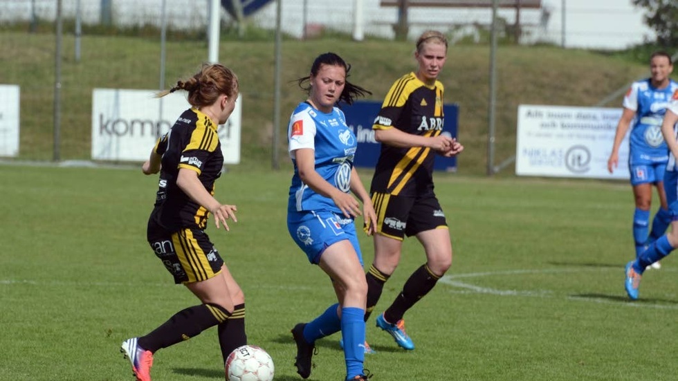 Emma Jones, i blått, hoppas på en bättre höstsäsong i damallsvenskan med sitt IFK Kalmar.