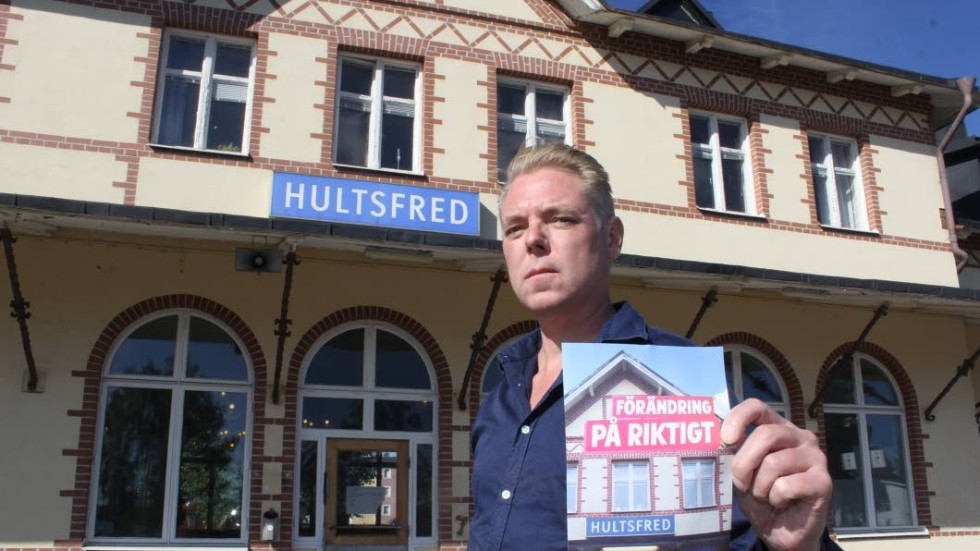 Mattias Jacobsson blev upprörd när han såg att SD använt en bild på hans fastighet, Hultsfreds stationshus, i sin valbroschyr. Nu har han gjort en polisanmälan och hoppas på en offentlig ursäkt.