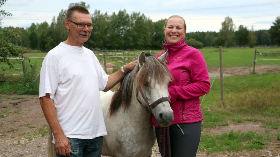 Ridnign är en av sporterna som kan provas i Aktivitetslyftet. Anders Nilsson och Mia Olofsson tillsaammans med Mulle.