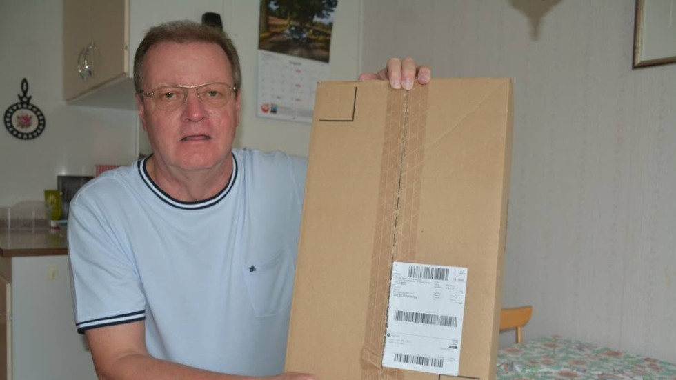 Först efter att en anställd vid Postnord på eget initiativ letat upp paketet kom det fram till Bengt Brandt i Vimmerby. Nu beklagar Postnord missen.