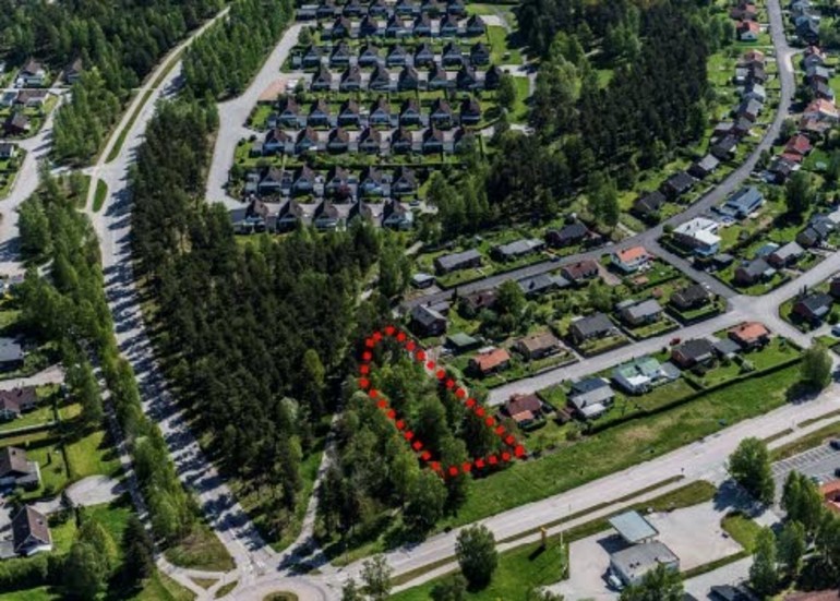 Två nya villatomter till. I det röda området planeras det nu för två nya villatomter. Området ligger nära rondellen vid Prästgårdsgatan-Lundgatan.