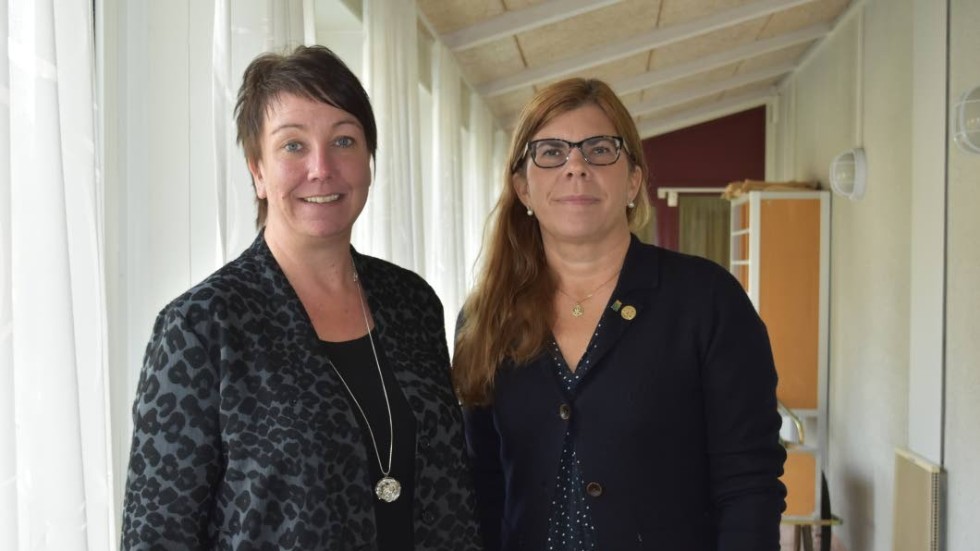 Annelie Hägg (C) och Carina Lindström (M) i ledningsutskottet presenterar förslaget till budget.