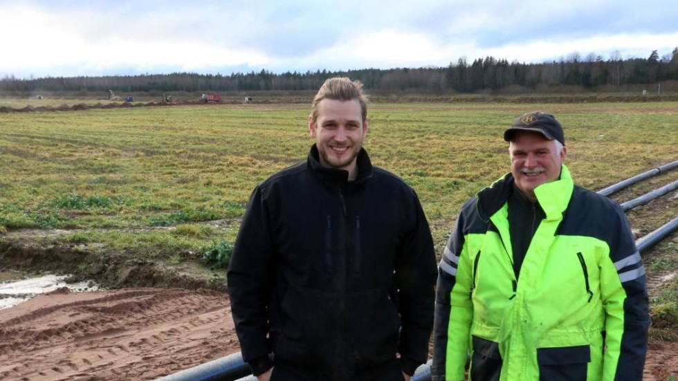 Bakom Tom Birgersson och Åke Birgersson pågår arbetet med att lägga ner ledningen, där gasen ska transporteras från Hagelsrums gård till tankstationen som ska byggas på nya handelsområdet i Målilla.