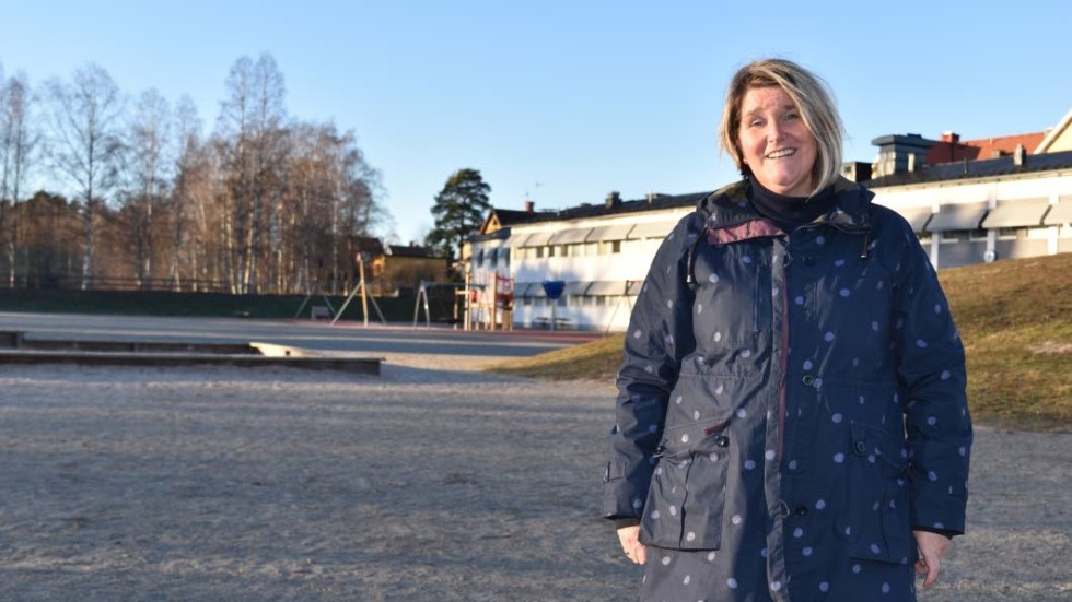 Ann-Sophie Larsson är sedan tre veckor tillbaka ny rektor på Furulundsskolan. Här på en yta intill idrottshallen ska skolans nya paviljonger byggas.