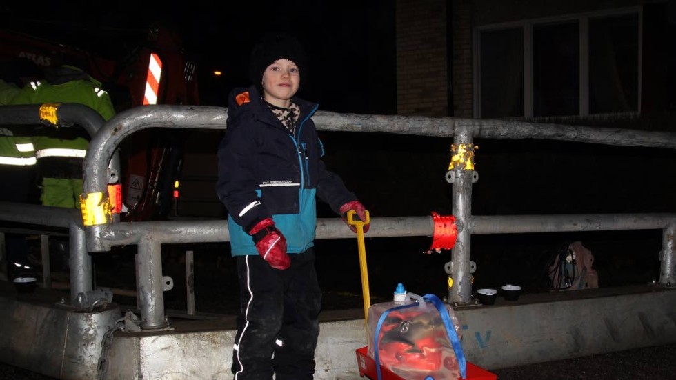 Mille Almer Palmqvist hjälper pappa hämta vatten vid brandposten när vattnet sinat i kranen.