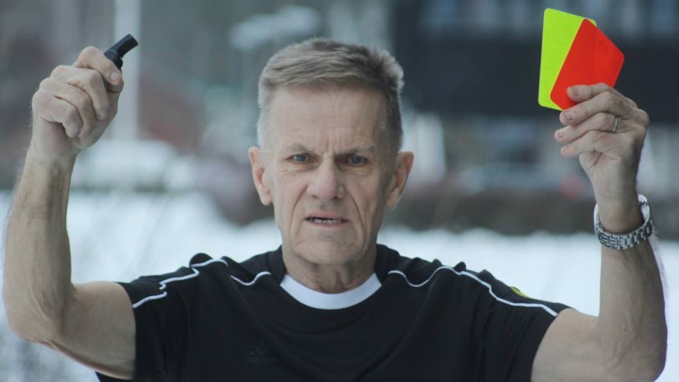 I 40 år har pipan och domarkorten följt Sven-Olof Martinsson. Nu sluter han cirkeln och trappar ner, genom att lämna seniorfotbollen.