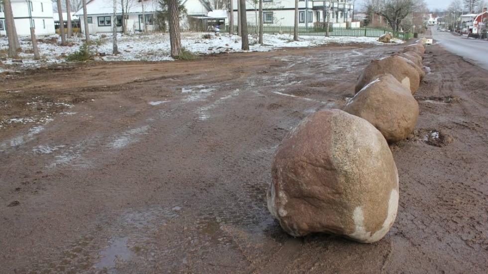 För att förhindra fortsatt parkering på grusplanen har stora stenbumlingar placerats ut.
