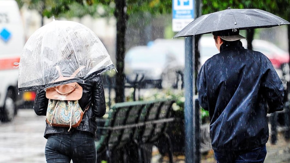 Paraplytätt. Luleåborna tog skydd undan det annalkande regnet under fredagen. Det var gott om färggranna regnskydd på Storgatan.