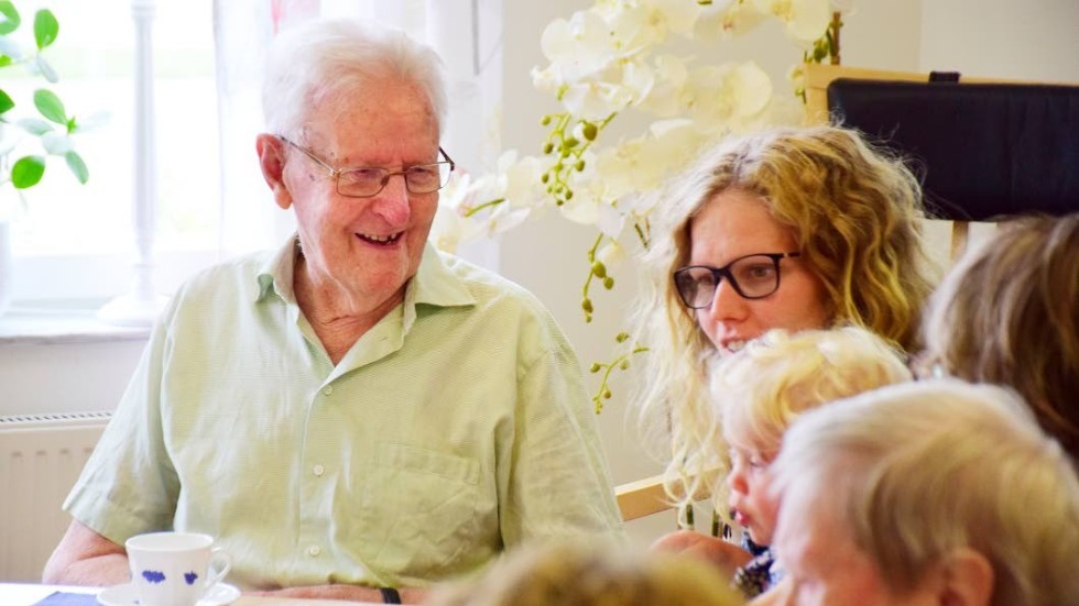 Alvar ler mot barnbarn och barnbarnsbarn Alice och Signe Marinder. Igår blev han 95 år gammal.