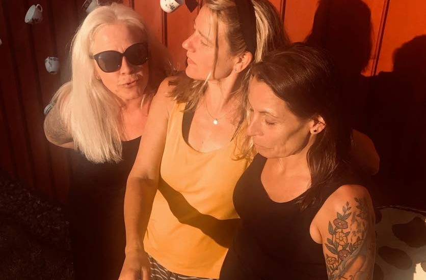 "Vi tre tjejer ska ha musik- och pratkväll. Temat var något som vi hade gemensamt" berättar Kicki Willysson tillsammans på bild med Diana Torp och Anna-Karin Torp.