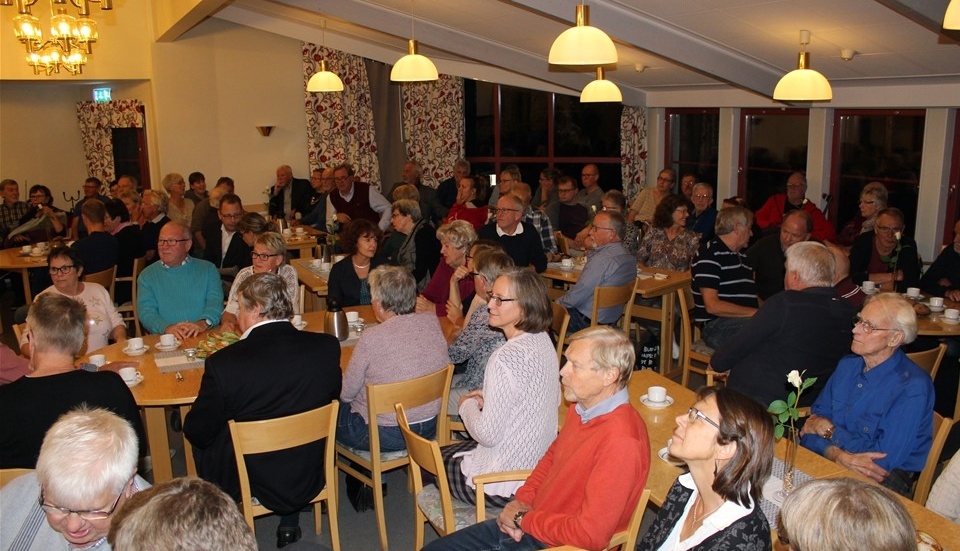 Församlingshemmet fylldes till sista plats när intresseföreningen Leva och Bo i Rimforsa bjöd in till medborgarträff. Foto: Lars-Göran Bexell