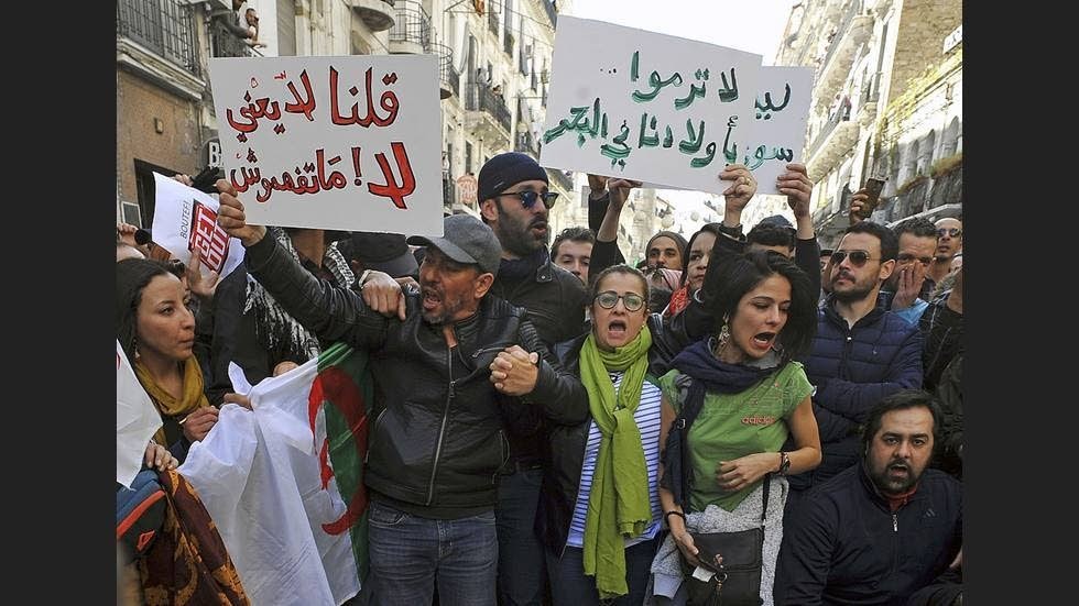 Demonstranter protesterar  mot en femte mandatperiod för Abdelaziz Bouteflika i Algeriets huvudstad Alger.