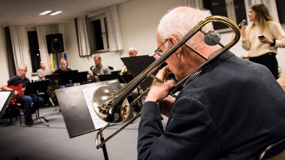 Här repeterar Västerviks storband inför sin konsert ”Christmas swing”. Närmast i  bild är Gunnar Andersson på trombon.