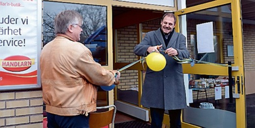 Thomas Kronståhl klipper bandet och förklarar den nya lanthandeln som invigd. Hans Källgren, ordförande i samhällsföreningen i Totebo, höll i bandet.