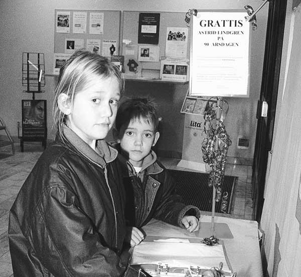 "Klart vi vill gratta Astrid!" Sara och Simon Zettergren passar på att skriva en hälsning till Astrid Lindgren när de hade ärende på Vimmerby postkontor.