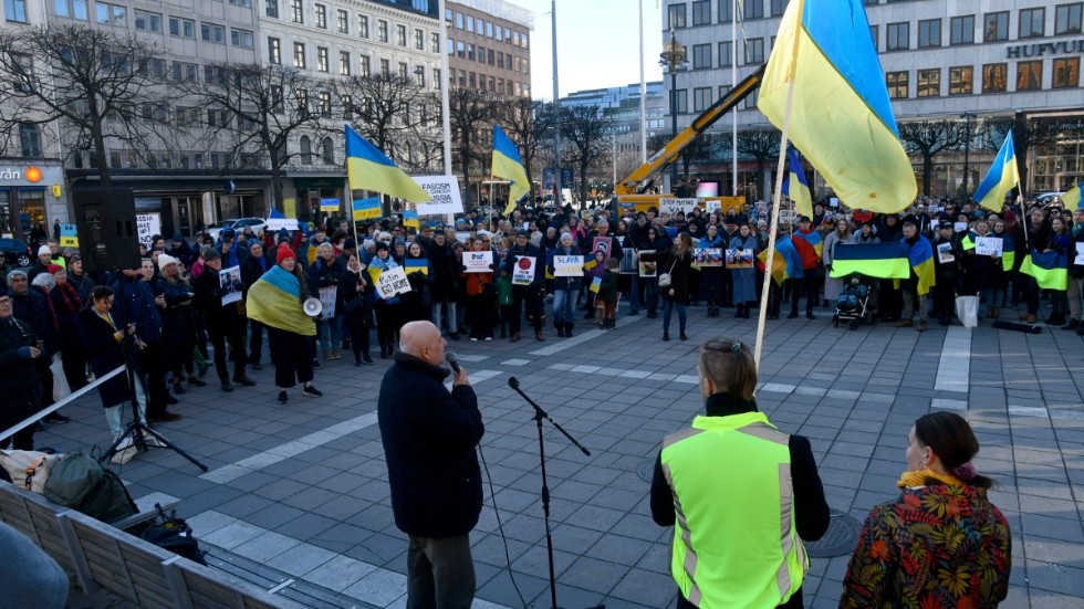 Debattören och författaren Kurdo Baksi var en av talarna vid en demonstration i Stockholm mot Rysslands invasion av Ukraina.