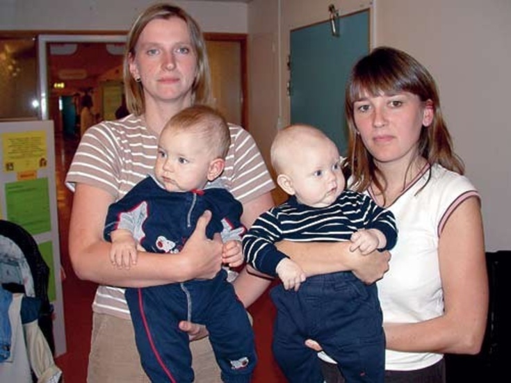 Två kvinnor i personalen, barnsjuksköterskorna Karin Jönsson med Joakim, 8 månader, och Lotta Holm med Arvid, 3 månader. De födde båda sina barn i Västervik.
