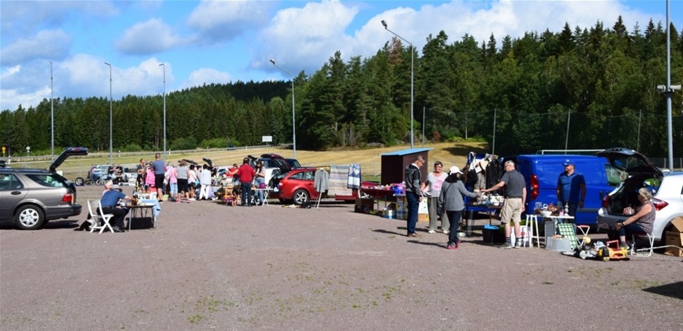 Många sugna säljare samlades på Bergavallen i Slätmon under söndagen. Foto: Morgan Karlsson