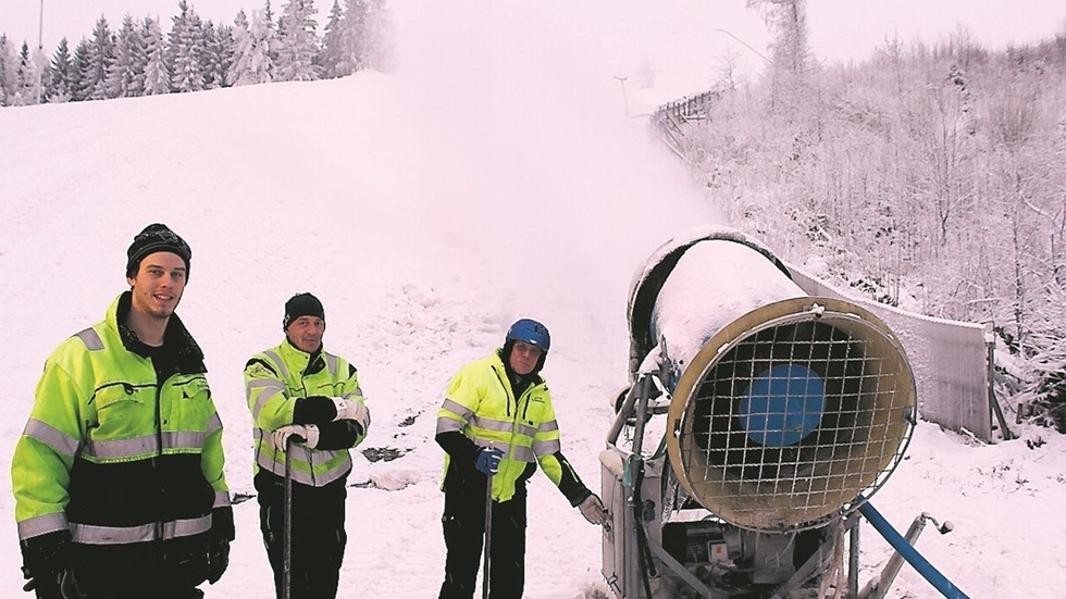 Jon Arvidsson, Jon Sörensen och Gösta Erlandsson ser fram emot premiären. Det har gått rekordsnabbt att lägga snö i Dackestupet. Foto: Charlotte Madestam