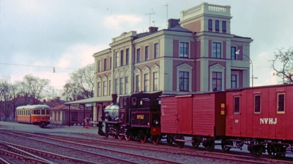 Tjustbygdens Järnvägsförenings ånglok var nyrenoverat och redo för provkörning i april 1981. Då var det fortfarande SJ som körde smalspårsrälsbussarna mellan Västervik och Hultsfred. Foto: Smalspårsarkivet/Birger Ekelid