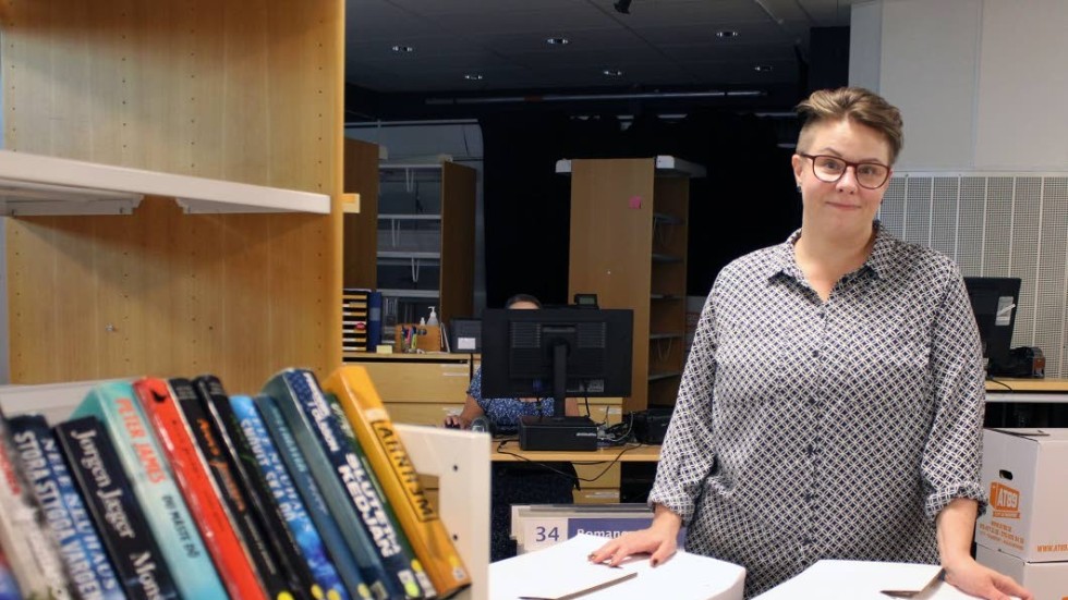 Julia Lindqvist, bibliotekschef, i det tillfälliga biblioteket som öppnar över sommaren i lokalen Magasinet på Västerviks Teater & Konferens.