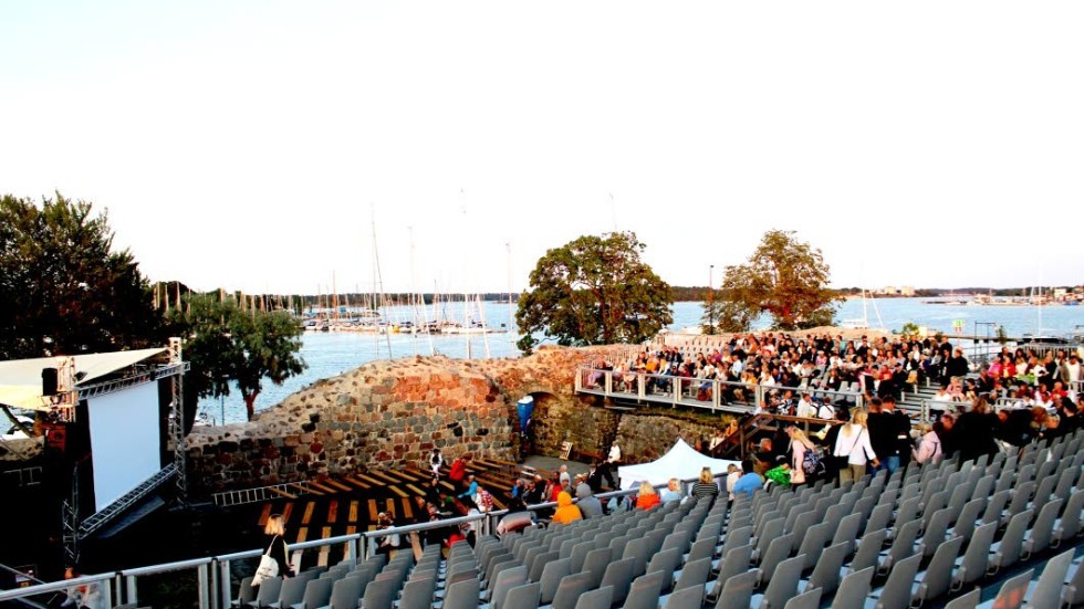 Folk förbereder sig för filmvisning i Stegeholms Slottsruin. Filmfestivalen hade tur med vädret i helgen.