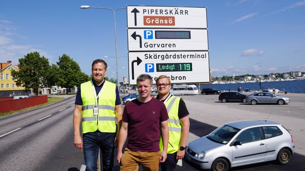 Anders Norell, Västervik Miljö och Energi, Daniel Niklasson, Västerviks kommun och Joakim Hesselgård, Västervik Miljö och Energi visade upp det nya parkeringsledningssystemet.