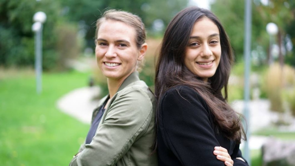 Ella Karlsson och Sahar Khalili är två trivna tjejer som tar projektet Bollihop framåt.