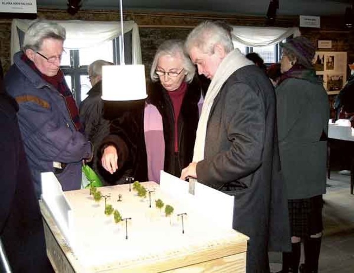 Nu kan Vimmerbyborna se minnesmärkesförslagen. Här tittar Sten Nachtweij, Britta-Maria Gustafsson och Anders Lindgren på den spelande lindens placering på torget.
