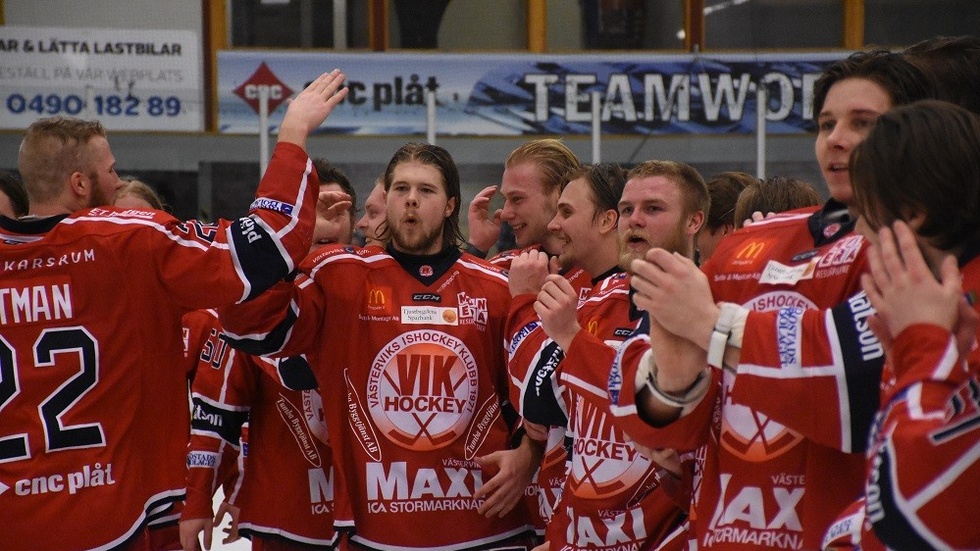 Västerviks spelare tackar publiken efter matchen.