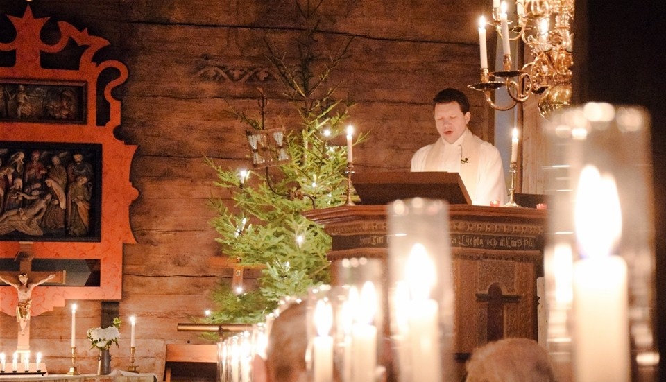 Jörgen Sundeborn höll i juldagens julotta, i en fullsatt träkyrka. Foto: Morgan Karlsson