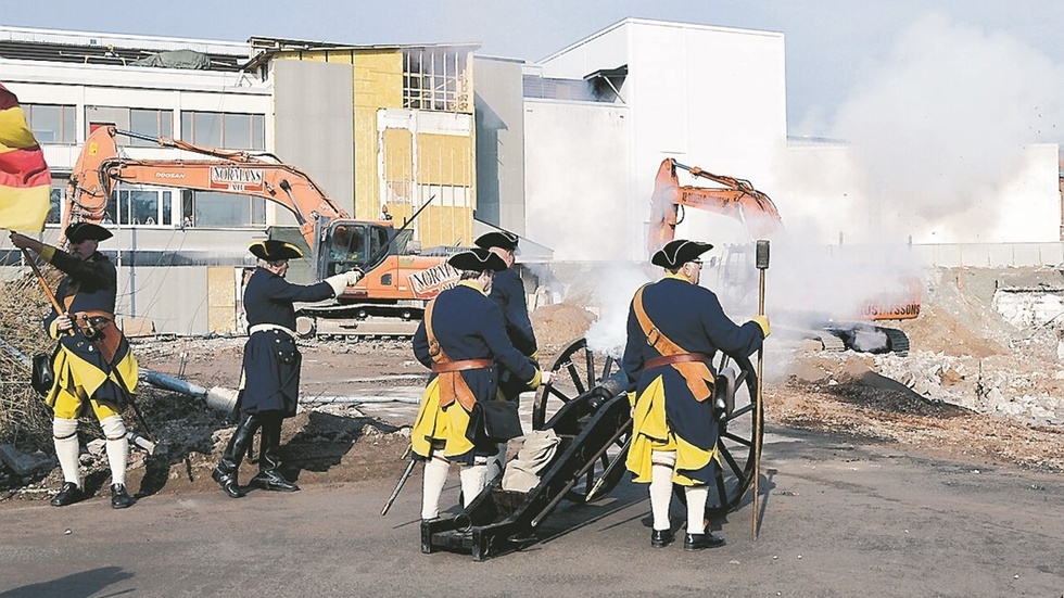 Med en rejäl smäll av Smålands karoliner förklarades byggnationen av den nya sjukhusdelen påbörjad. Foto: Eva Harrysson