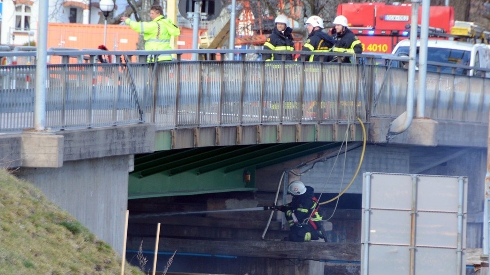 Det började brinna under bron till Stora strömmen i tisdags eftermiddag. Foto: Anders Sjögren