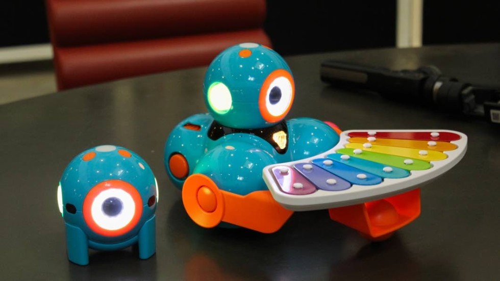 Dot och Dash är robotar som kan programmeras via en app att göra olika saker - som att spela instrument.