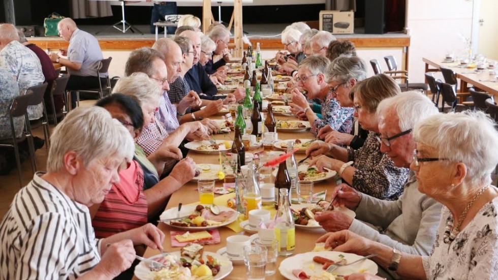 Ett drygt 90-tal gäster lät sig väl smaka av det hemalagade smörgåsbordets alla läckerheter.